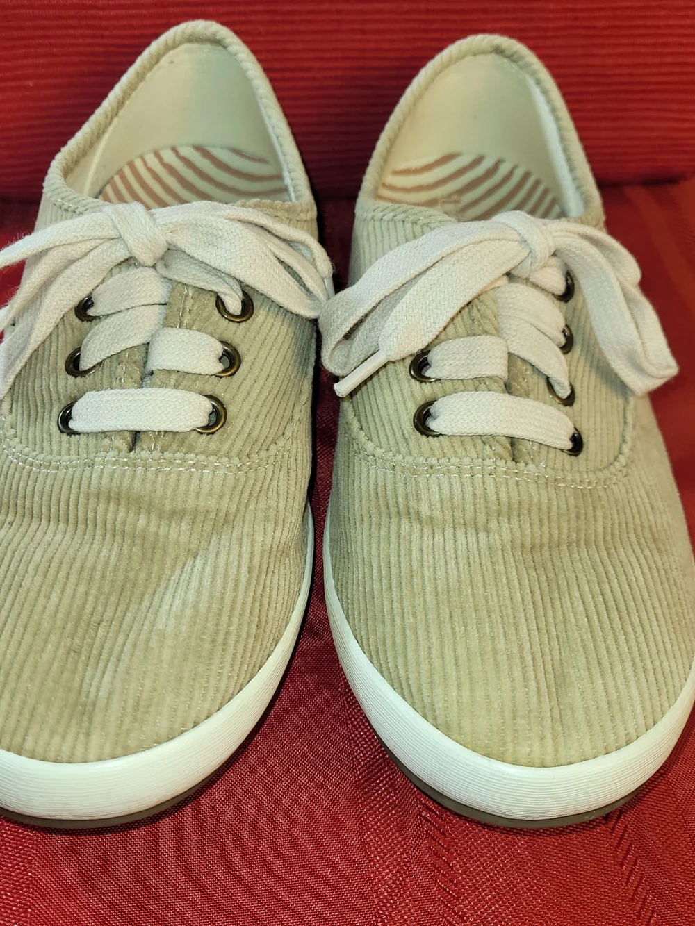 Taos Guest Star Women 7.5 Tan Beige Corduroy Low Top Lace Up Comfort Sneakers